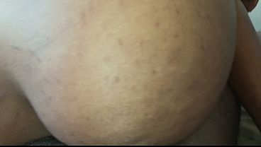 Ela me excitou ao massagear a vagina