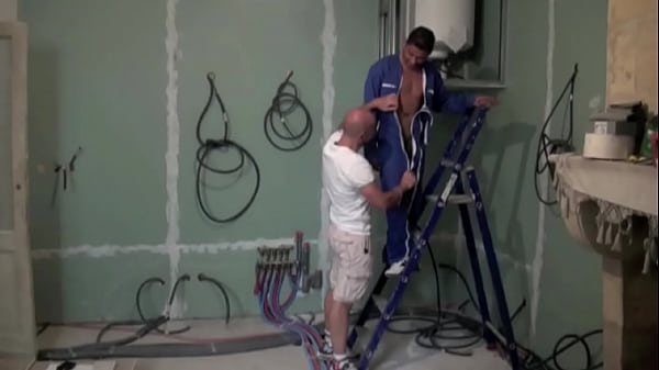 Bais&eacute; Par Un Jeune Ouvrier H&eacute;t&eacute;ro Latin thumbnail