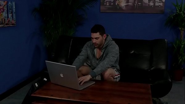 Nonton Guy Gets Caught While Having Fun On Cam thumbnail