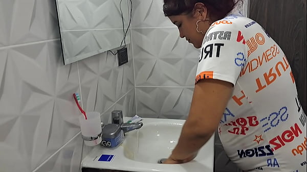 Play MP4 - Mi madrastra me pone cachondo mientras esta en el ba&ntilde;o Parte 1 me da una rica mamada de polla