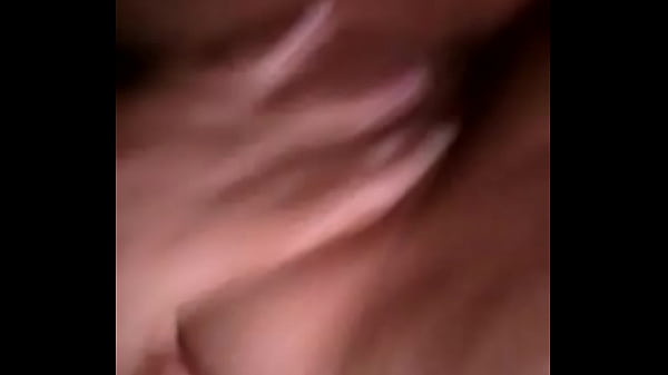 hermosa chica dandose dedo 