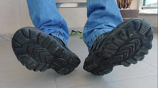 PUTTING ON THE WORK BOOT - SFTNE02