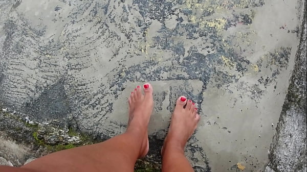 Andando na rua e na praia descal&ccedil;os sujando os p&eacute;s - Fetiche por p&eacute;s 