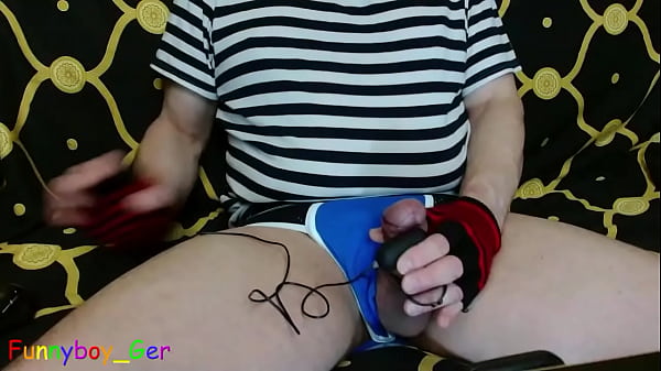 Wichsen und mit vibrierendem Spielzeug am Schwanz (v) 