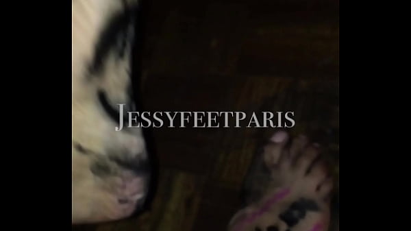 Toi qui aimes le dirty feet les pieds bien degueu et que tu aimes nettoyer et 