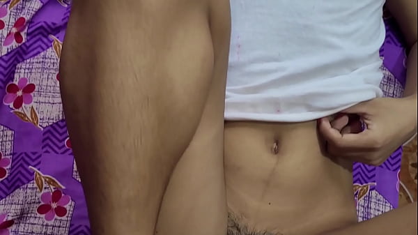 Play MP4 - 18 साल की कुंवारी लड़की से प्यार करते करते उसको lake चोद दिया