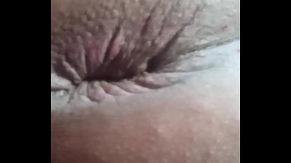 Tes&atilde;o calcinha atolada na bundinha 