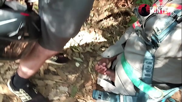Parei Pra Mijar E Acabei Chupando Um Motoqueiro No Mato thumbnail