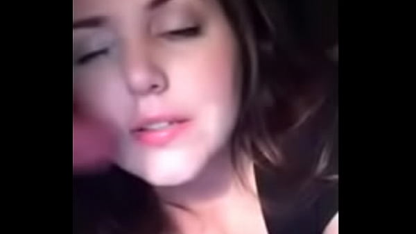 Gatinha levando gozada na cara e na boca