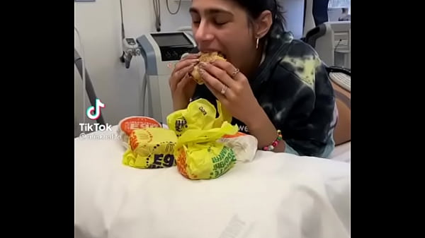 Nonton Com Muita Fome Fazer Mansage Na Bunda thumbnail