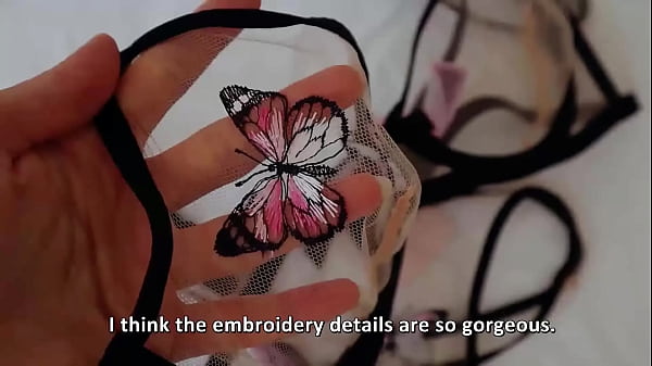 Jolie rousse essaye de la lingerie sexy. 