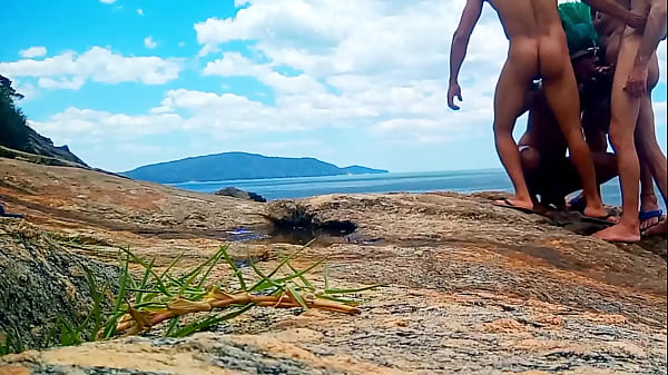 Heteros Fazem Trilha No Mato E Encontram Indio Pelado Pauzudo E Acabam Fazendo Suruba Na Praia thumbnail