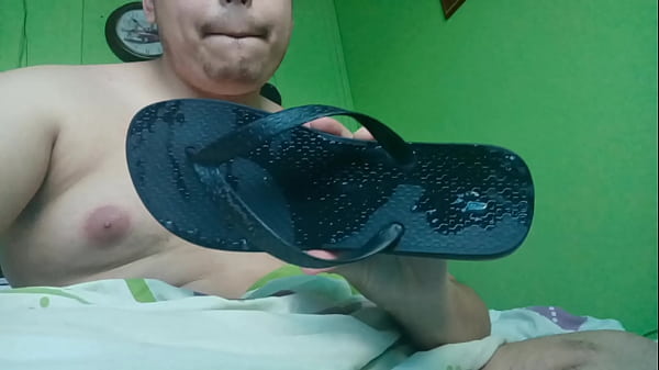 Podolatria e Fetiche por chinelos masculinos 