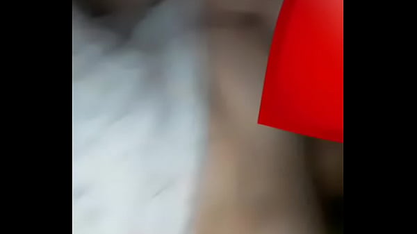 Ela ama mostrar os seios antes de dormir 