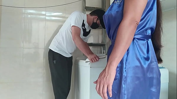Play MP4 - Fui consertar a m&aacute;quina de lavar de uma casada gostosa que me provocou&comma;n&atilde;o resisti e acabei comendo a cliente