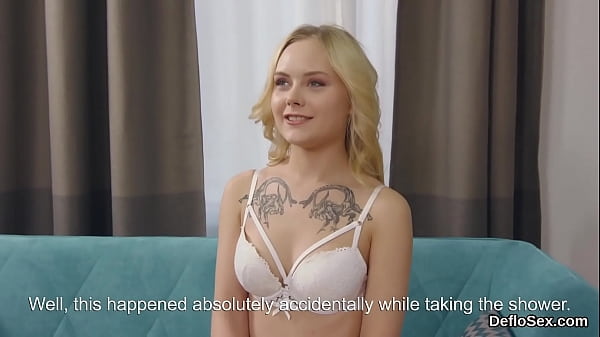 Tempting girl pleases pink snatch until she_is coming