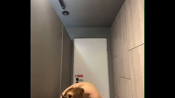 Play MP4 - Extreme sloppy blowjob in public