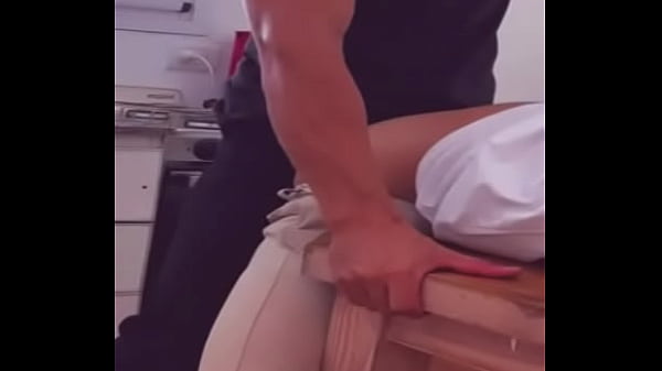 El plomero me folla por propina extra arregla mi tuber&iacute;a y la ca&ntilde;eria de mi culo 