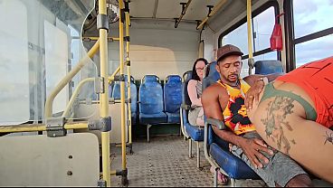 UM CASAL SEM VERGONHA TRANSANDO DENTRO DO ONIBUS E PASSAGEIRA DO BANCO DE TRAS FILMANDO TUDO