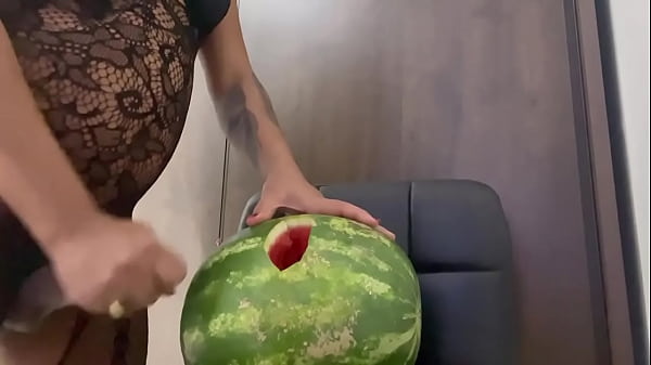 Comendo Uma Deliciosa Melancia A Ido De Um Fan thumbnail