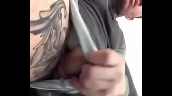 Play MP4 - Macho tatuado existindo o pau