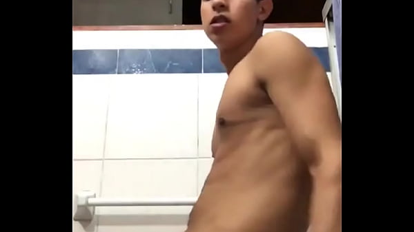 Play MP4 - Joven mostrando verga