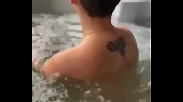 Quien es ella ? Who is she?