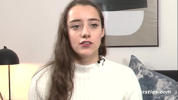 Play MP4 - Ersties&colon; Medea verw&ouml;hnt ihre beiden L&ouml;cher mit einem Kristalldildo