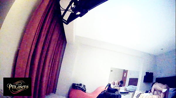 &iexcl;alguien nos est&aacute; mirando grabamos esto en un hotel parte 4 flash flash flash 