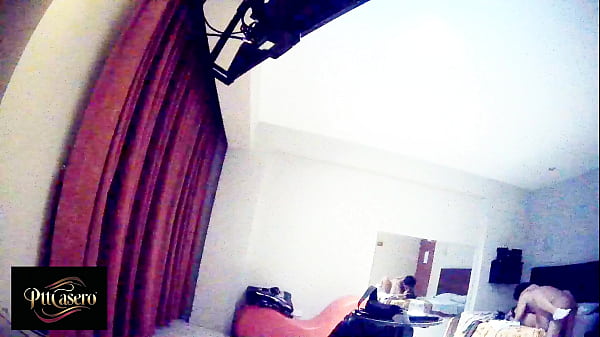 &iexcl;alguien nos est&aacute; mirando grabamos esto en un hotel parte 4 flash flash flash