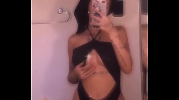 Azzy Gostosa exibindo Peitinho