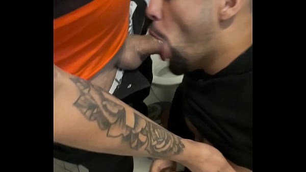 Trabalhadores Da Obra Sendo Mamado Por Um Gay No Banheiro Da Constru&ccedil;&atilde;o, Safado Tompu Leite De Todos. thumbnail