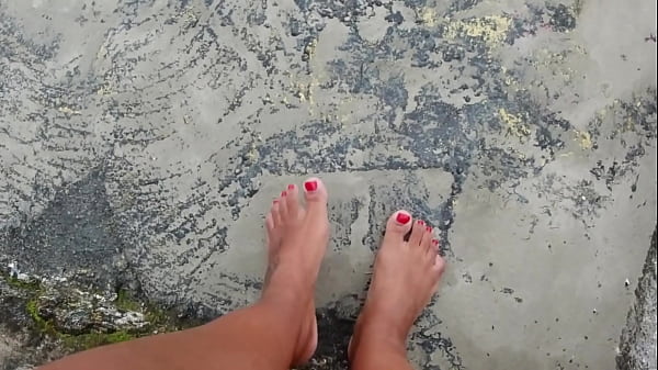 Fetiche por p&eacute;s solinhas sujas, molhadas e descal&ccedil;o na rua 