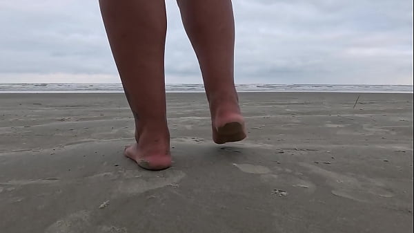 Nonton Fetiche Por P&eacute;s Solinhas Sujas, Molhadas E Descal&ccedil;o Na Rua thumbnail