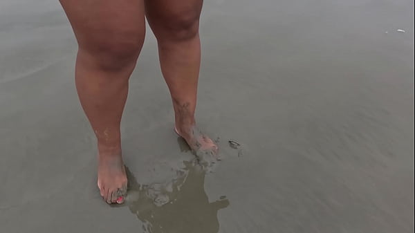 Fetiche por p&eacute;s solinhas sujas molhadas e descal&ccedil;o na rua