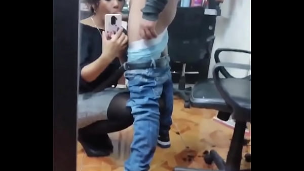 Victoria san marino complece a sus clientes de la barberia 