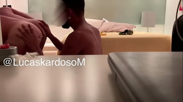 Neg&atilde;o arrebentou meu rabo socando forte 