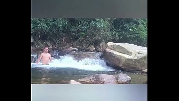 Mulekes Nadan Na Cachoeira E Acabam Trepando Na Beira Do Rio 1 thumbnail