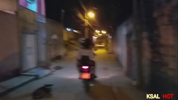 Play MP4 - A danadinha da Danny Hot&comma; vai na pra&ccedil;a encontra um amiguinho e ela sobe na moto com ele pra fuder a bucetinha com uma rola enorme