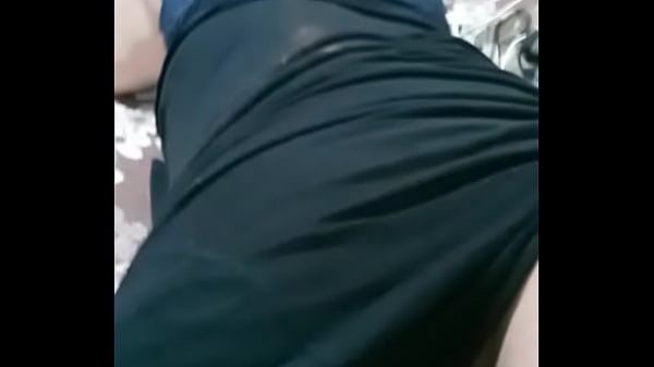 Mostrando meu bumbum bem lisinho 