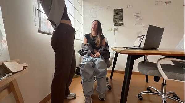 Play MP4 - Mi mejor amiga me toca mi clitoris duro mientras trabajo&excl;&excl;&excl;