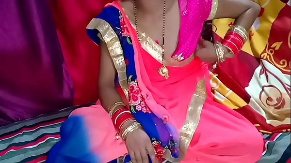 Play MP4 - पड़ोस वाली रिया भाभी ने देवर जी का हाथ में लेकर