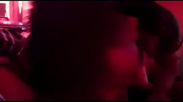 Se deja chupar la pija 