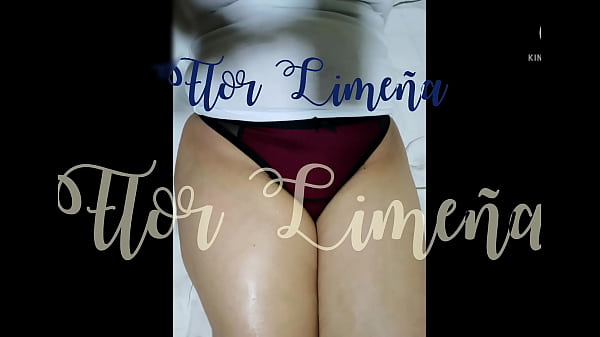 Flor jugando con un obsequio de un admirador 