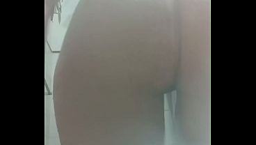 a mamã_e do ano grá_vida e gestante toda peladinha no chuveiro e exibindo o corpo