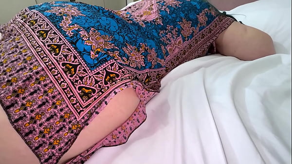 Nonton Late At Night, The Busty Stepmom Lay Down On The Bed Waiting For A Message From Her Lover, But The Stepson Seized The Initiative And Gave Her A Live Triple Date Right Here And Now thumbnail
