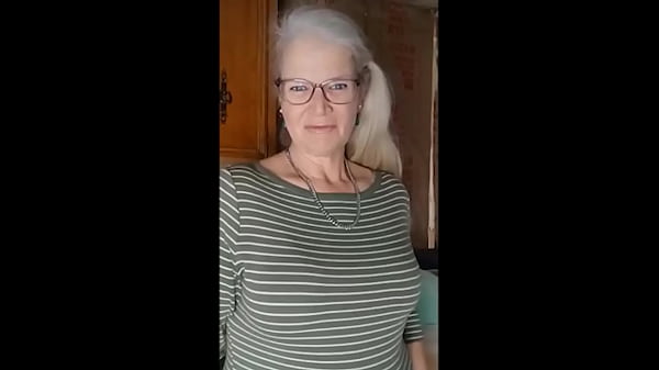 Nonton Sexy Mature Masturbates With Her Cucumber "dildo!" thumbnail