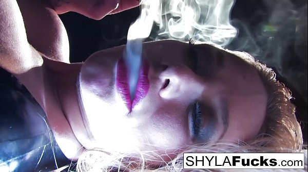 Blonde slut gets nude 