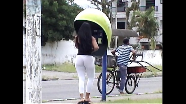 Procurando Macho Na Rua De Cal&ccedil;a Branca E Mostrando A Calcinha thumbnail