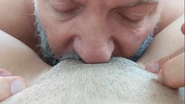 Play MP4 - Padrastro maduro le ense&ntilde;a a su hijastra latina c&oacute;mo se debe saborear su pucha